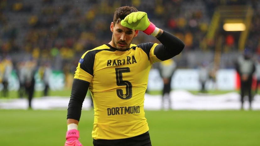 Borussia Dortmund, giocatori in campo con la maglia di Bartra. Il video preview