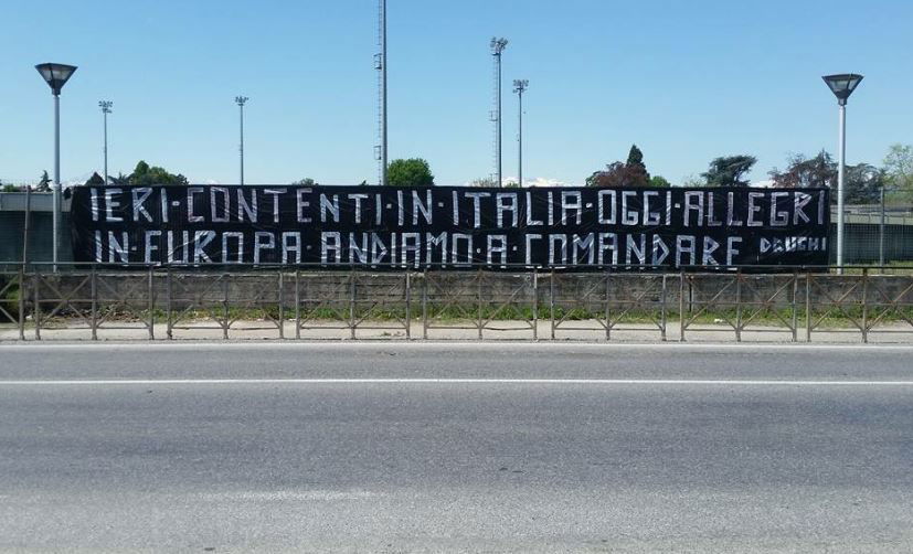 Juve, festa dei tifosi all’aeroporto di Caselle. E spunta uno striscione per Allegri preview