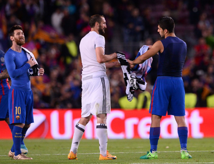 Chiellini-Suarez, il morso è un lontano ricordo. Stretta di mano e scambio delle maglie: la foto preview