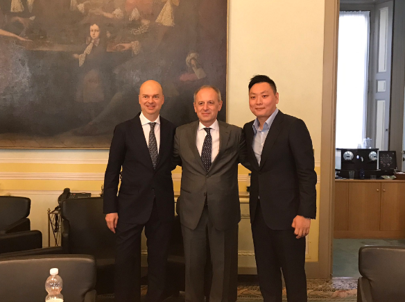 Il Milan è cinese, ecco la prima foto. Yonghong Li: “Ringrazio Berlusconi e Fininvest per la fiducia” preview