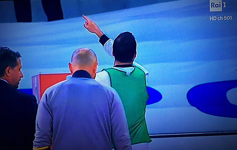 Pioggia di fischi nel riscaldamento, Higuain reagisce e punta il dito verso la tribuna preview