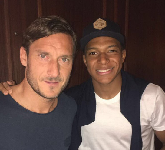 Mbappé e Totti a Montecarlo, l’attaccante su Twitter: “Una leggenda”. La foto preview