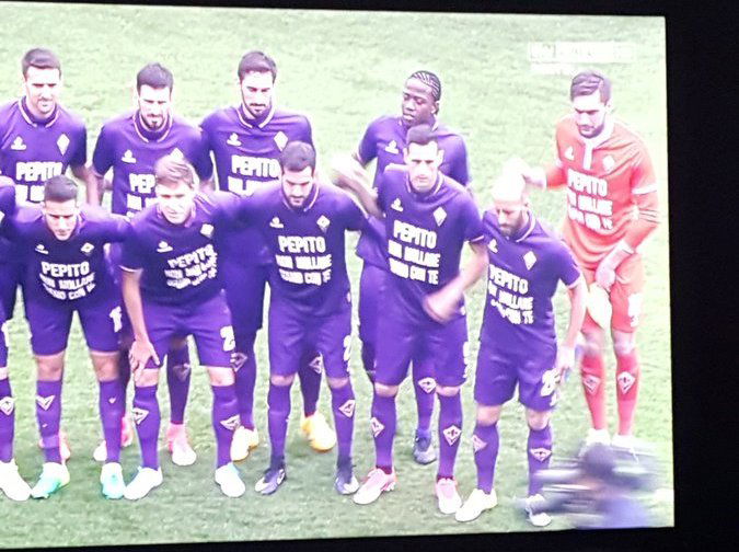 “Pepito non mollare”: Fiorentina in campo con maglia dedicata a Rossi preview