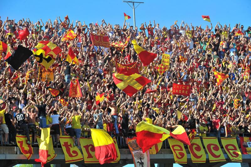 Lecce, assalto ultrà al pullman dei tifosi baresi: sei feriti preview