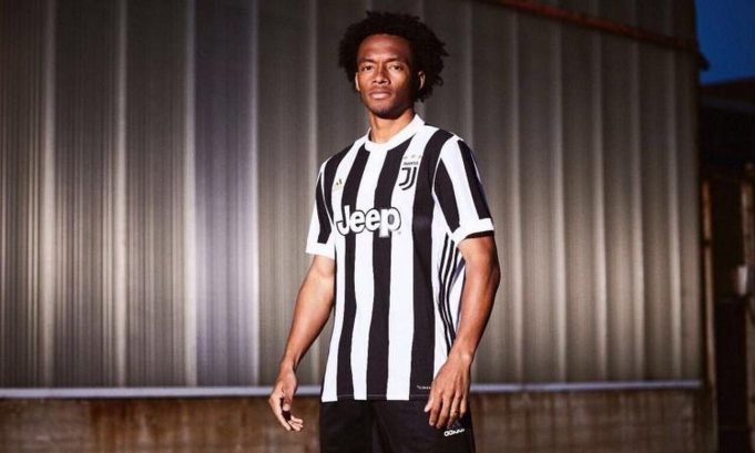 Cuadrado, gaffe su Twitter: svelata la nuova maglia della Juve article-post