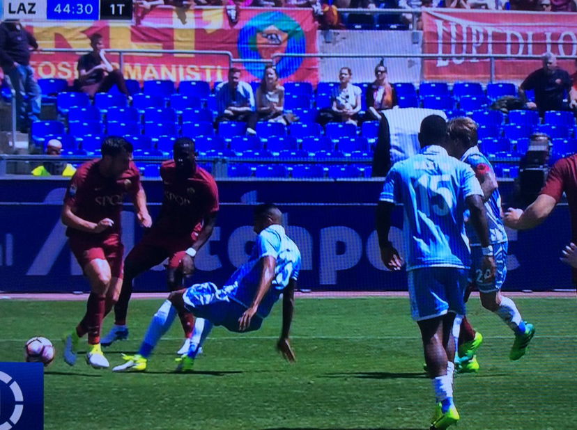 Roma: la procura della Figc chiede la prova tv per Strootman preview