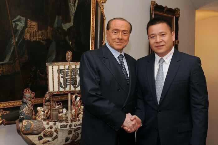 Milan: Berlusconi e Yonghong Li, ecco la foto del passaggio di consegne preview