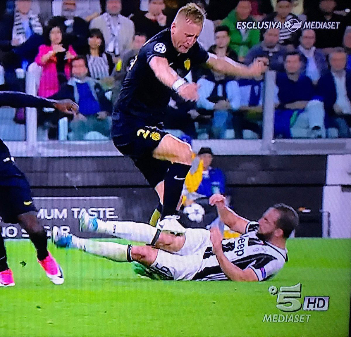 Glik, il vergognoso pestone a Higuain e quel post sui social… article-post