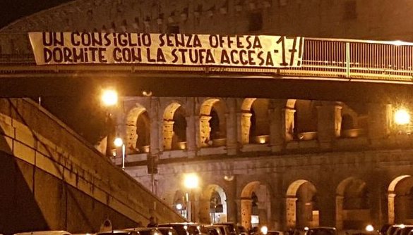 Il derby continua, striscione romanista al Colosseo: “Dormite con la stufa accesa -17!” article-post