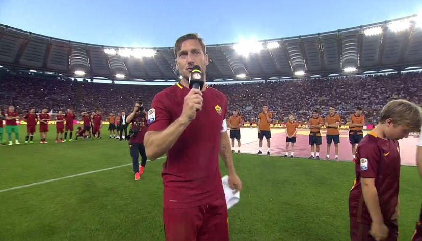Totti: “Mi levo la maglia per l’ultima volta, anche se forse non sono ancora pronto. Vi amo” preview
