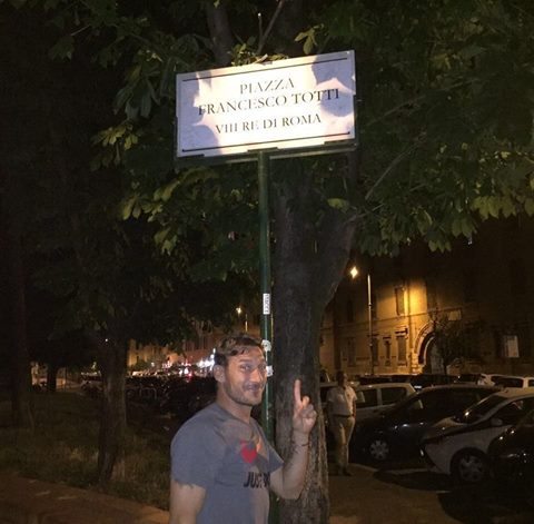 Totti, selfie nella piazza dedicata: “Sta pure sul navigatore! Una foto me la dovevo fare” preview