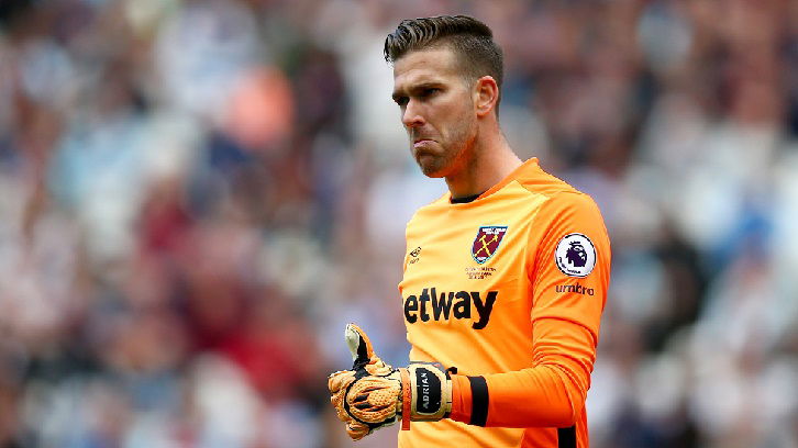 Sun: West Ham, proposto il rinnovo al portiere Adrian preview
