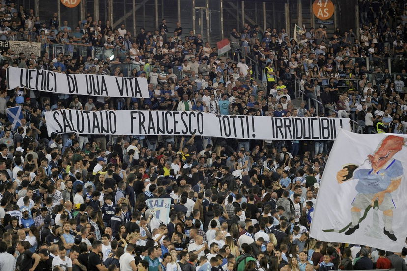 Curva nord Lazio, striscione da brividi: “I nemici di una vita salutano Francesco Totti!” preview