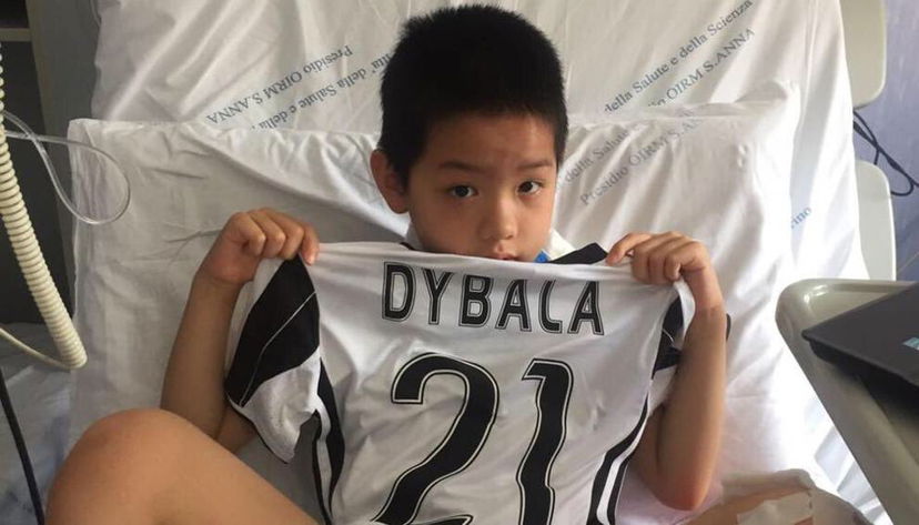 Dybala cuore d’oro, maglia in regalo al piccolo Kelvin: “Ho tifato per te” preview