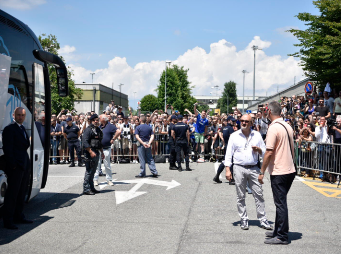 Juve, striscione per Bernardeschi: “La 10 non può più stare senza padrone” preview