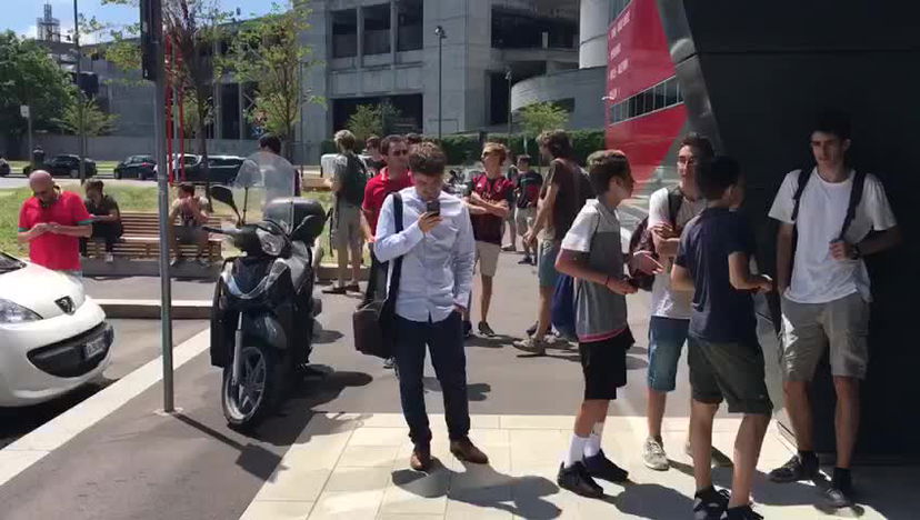 Tifosi in attesa a casa Milan preview