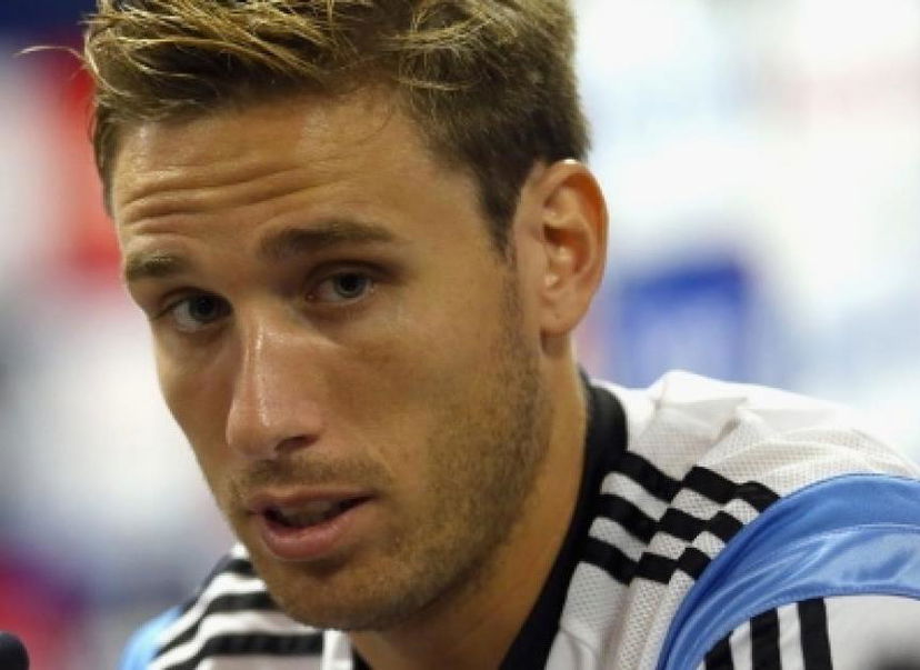 La gaffe di Biglia alla richiesta di un tifoso del Milan: “Forza Lazio…” preview