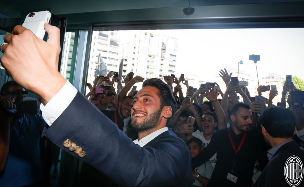 Milan, ecco Calhanoglu: “Piazza splendida, spero di ricalcare le orme di Maldini e Gattuso” article-post