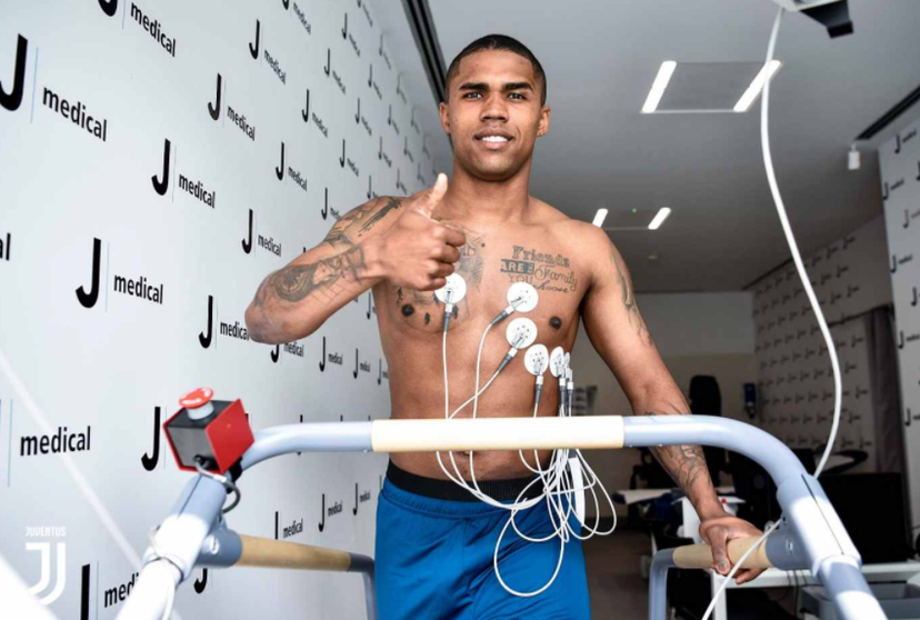 Juve, ecco Douglas Costa. Le foto delle visite preview
