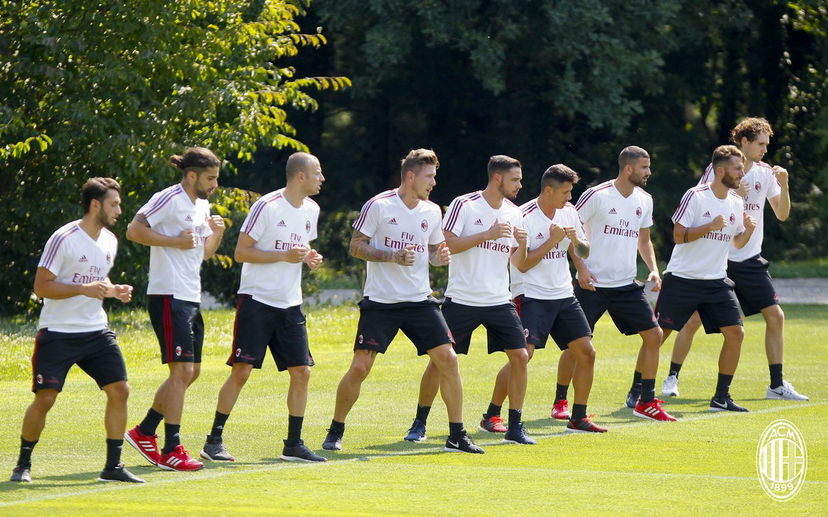 Entusiasmo e cori: il Milan ritrova i suoi tifosi, sin dal primo giorno. Il video preview