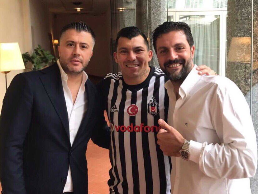Medel è in Turchia, prime foto con la maglia del Besiktas preview