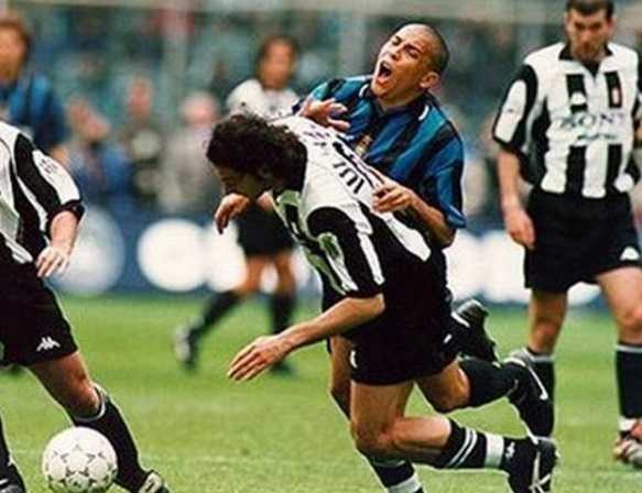 Simoni torna sull’episodio Ronaldo-Iuliano: “Se ci fosse stato il VAR nel 1998…” preview