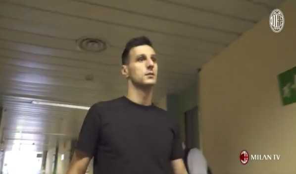Kalinic a Casa Milan, l’attaccante visita il museo rossonero preview