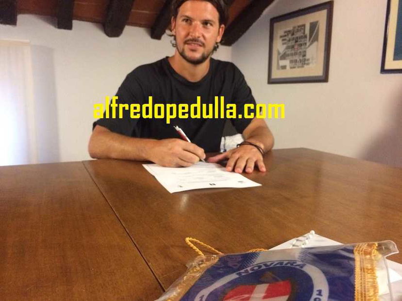 Maniero al Novara: ecco la foto della firma preview
