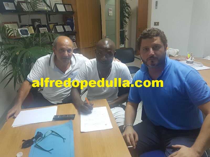 Minala, ecco la foto del rinnovo con la Lazio preview