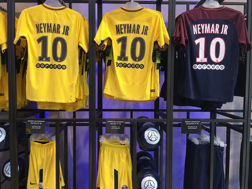 Psg, già in vendita la maglia numero 10 di Neymar. Tifosi in coda preview
