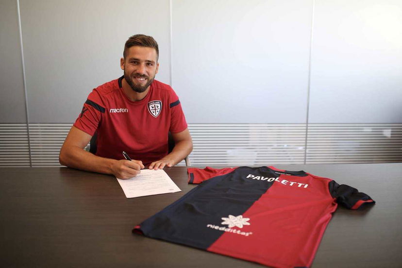 Tutto confermato: Cagliari, ufficiale l’arrivo di Pavoletti. La foto della firma preview