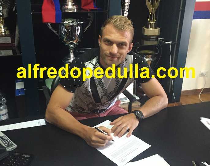 Polak alla Casertana: ecco la foto della firma preview