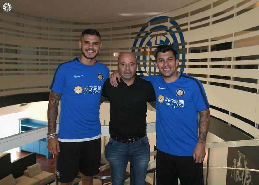 Sampaoli fa visita all’Inter. La foto con Icardi e Medel preview