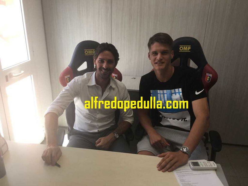 Szabo al Genoa: ecco la foto della firma preview