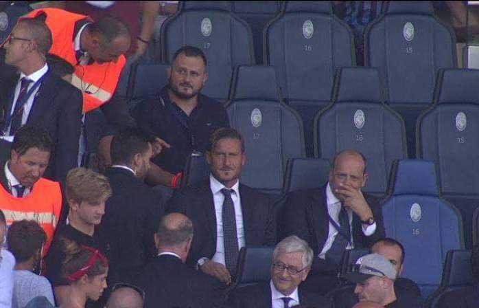 Giacca e cravatta d’ordinanza: ecco Totti alla prima uscita ufficiale da dirigente preview