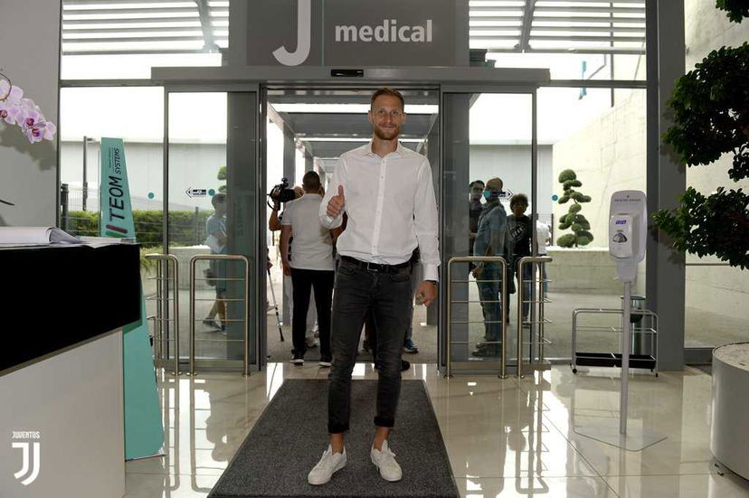 Howedes è arrivato al J-Medical, via alle visite mediche. Ad accoglierlo circa 50 tifosi preview