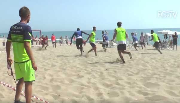Crotone, seduta di allenamento in spiaggia preview