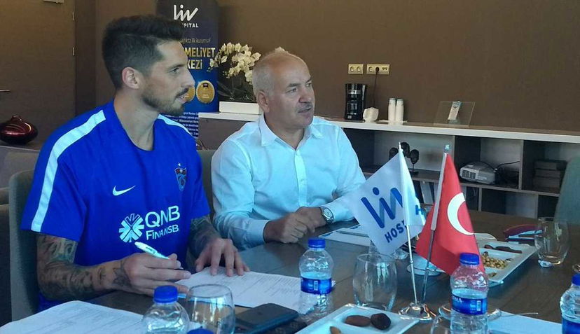 Sosa al Trabzonspor: ecco la foto della firma preview