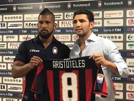 Aristoteles si presenta: “Il film non c’entra, questione di filosofia. Crotone tappa importante” preview