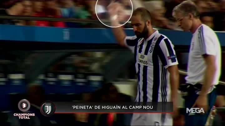 Higuain, gestaccio al Camp Nou: dito medio ai tifosi del Barça che lo fischiavano preview