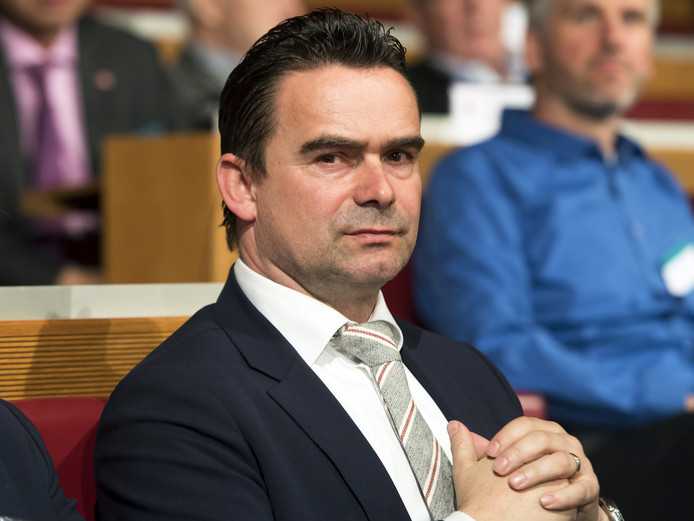 Dall’Olanda: Arsenal, nuovi contatti per Overmars. Ma l’Ajax… preview