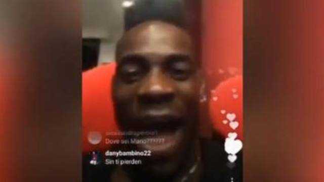 Balotelli esulta all’autogol di Alex Sandro: tifosi Juve inviperiti sui social preview