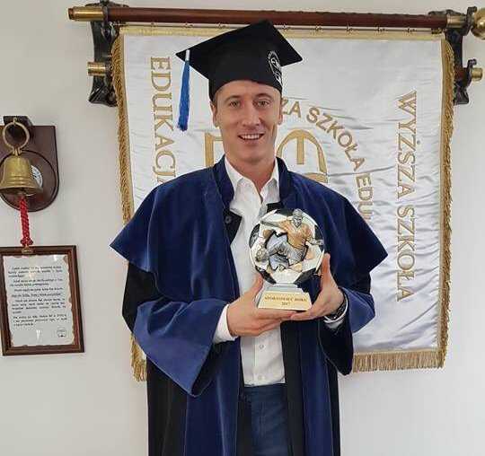 Dottor Lewandowski, tutto in poche ore: record, qualificazione, nomination Pallone d’Oro e…laurea con tesi su se stesso preview