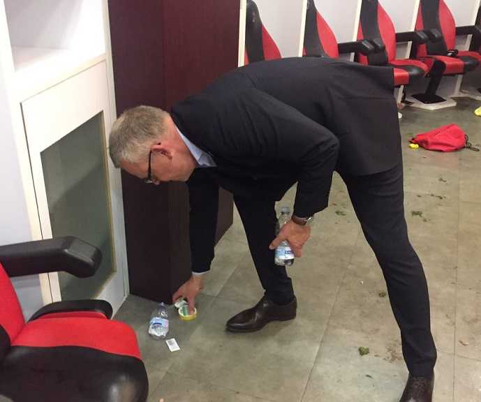 Svezia: dopo l’impresa con l’Italia, il ct Andersson pulisce lo spogliatoio di San Siro. La foto preview