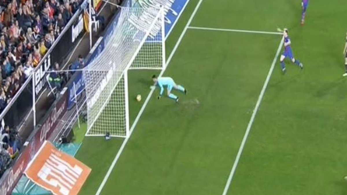 Liga, niente goal-line technology: nel big match di Valencia negato clamorosamente un gol a Messi! article-post
