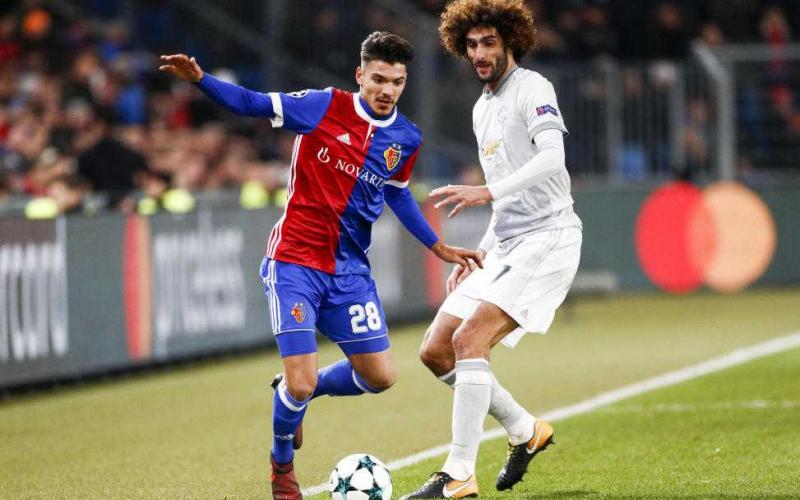 22.11.2017; Basel; Fussball Champions League - FC Basel - Manchester United;
Raoul Petretta (Basel) gegen Marouane Fellaini (Manchester)
(Marc Schumacher/freshfocus)