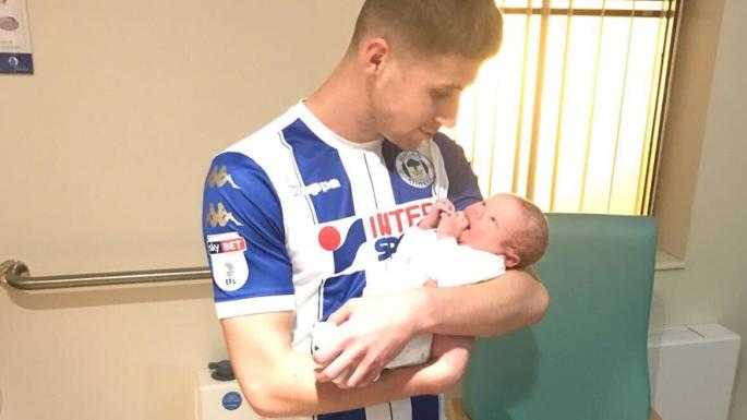 Wigan, l’incredibile storia di Colclough: segna 2 gol, chiede il cambio e vola a veder nascere suo figlio preview