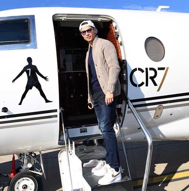 Cristiano Ronaldo e la foto sul suo jet privato, destinazione…Pallone d’Oro article-post