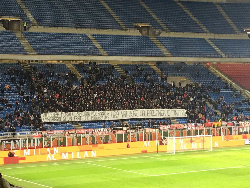 Milan, striscione contro Donnarumma: “6 milioni l’anno e il fratello parassita. Vattene, la pazienza è finita” preview