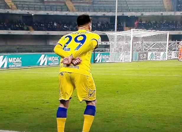 Cacciatore fa il gesto delle manette, Maresca lo espelle. Il Chievo resta in 9 article-post